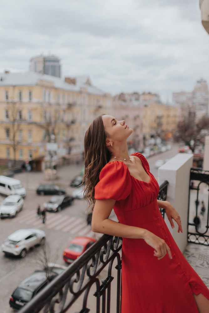 6 manières de porter la désirable robe rouge - Paulette Magazine