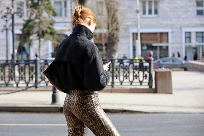 7 idées de looks tendances avec un pantalon léopard